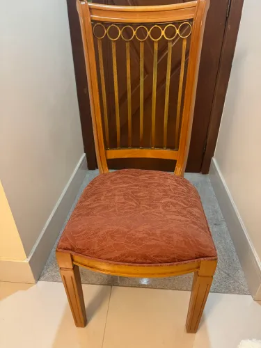 Conjunto de Mesa de Jantar + Aparador em Mármore + 4 Cadeiras de Madeira