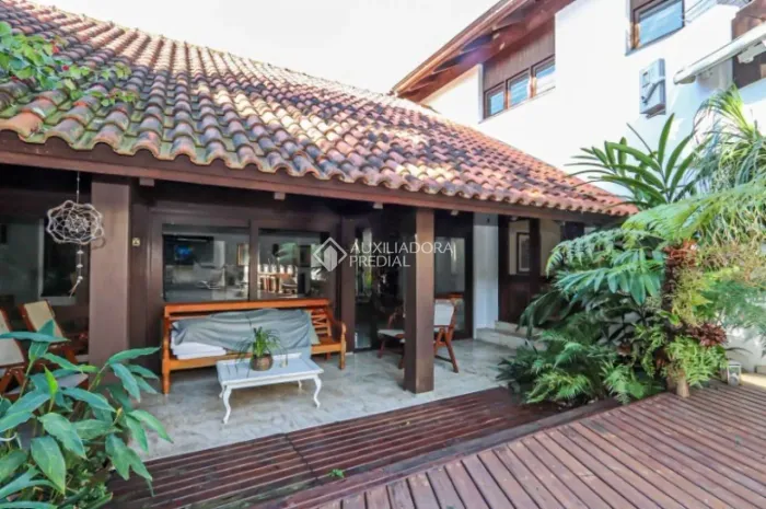 Casa com piscina 554 m² | 4 suítes | 6 vagas | Três Figueiras / Porto Alegre