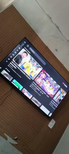 Vende-se essa tv smart de 43 polegadas semi nova só apenas com 5 meses de comprada