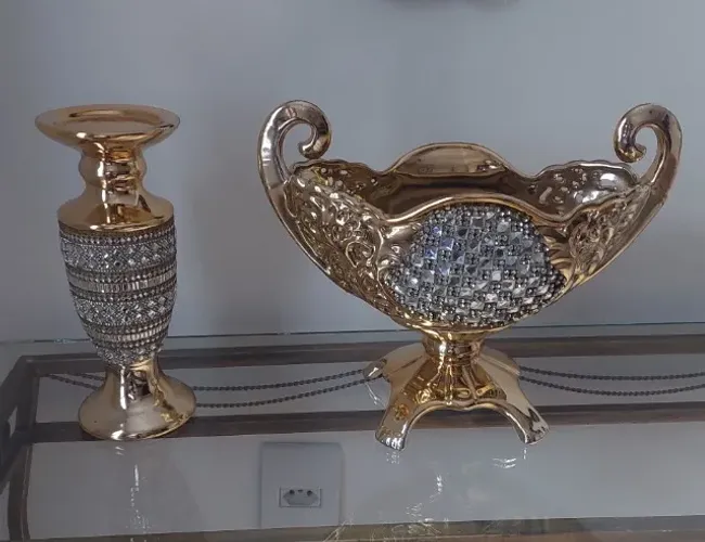 Vaso e castiçal em resina dourado