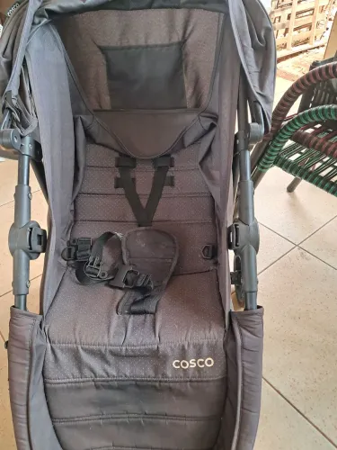 Vende-se um carrinho de bebê 