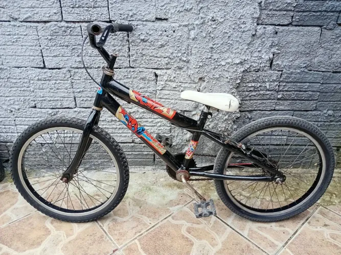 Vendo bicicleta infantil aro 20 boa só anda por 200 reais.