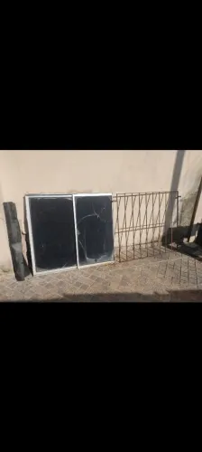 Verdo portão uma janela mais pega ladrão