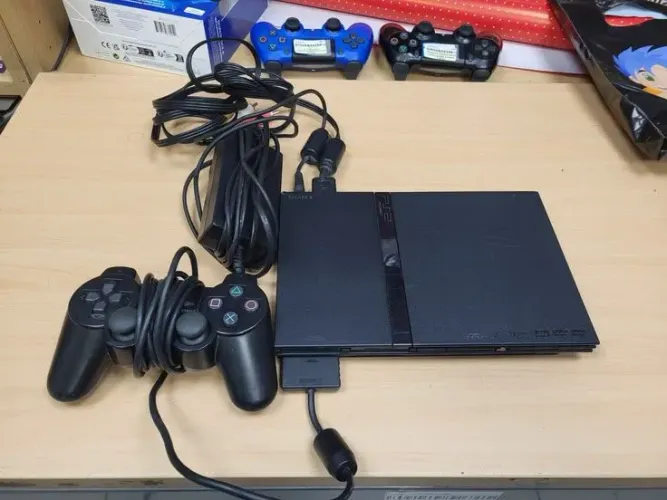 PlayStation 2 Slim + Controle (Original) + Leitor de CD funcionando perfeitamente.