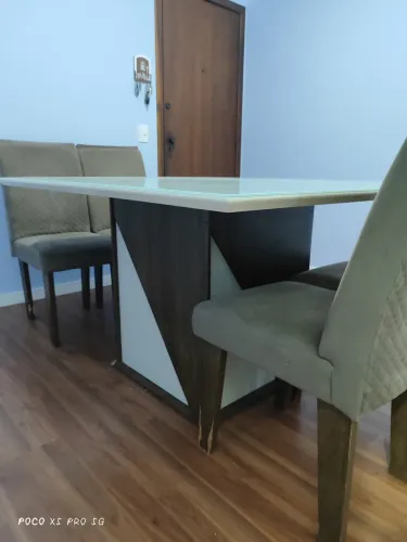 Mesa grande com 4 cadeiras