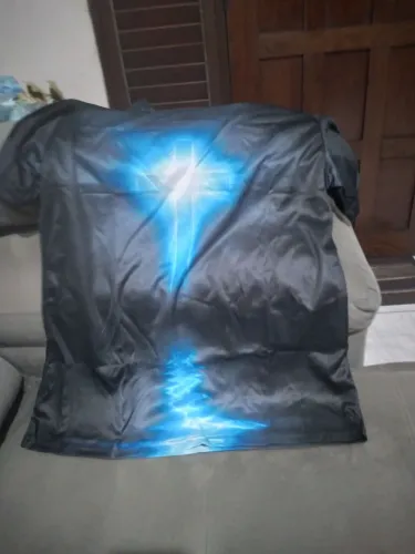 vendo camiseta masculina pintada três D de cruz no preço 50