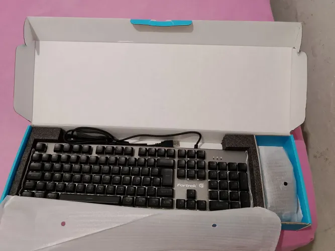Vendo teclado e mouse nunca usado.