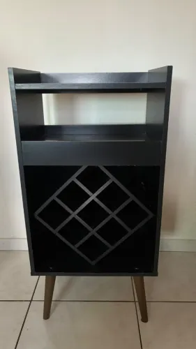 Adega Bar Retro Preta com Porta Garrafas e Pes Palito - Aparador de Bebidas