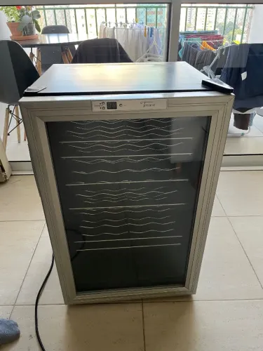 Adega climatizada Tocave T28d 24 garrafas com defeito elétrico