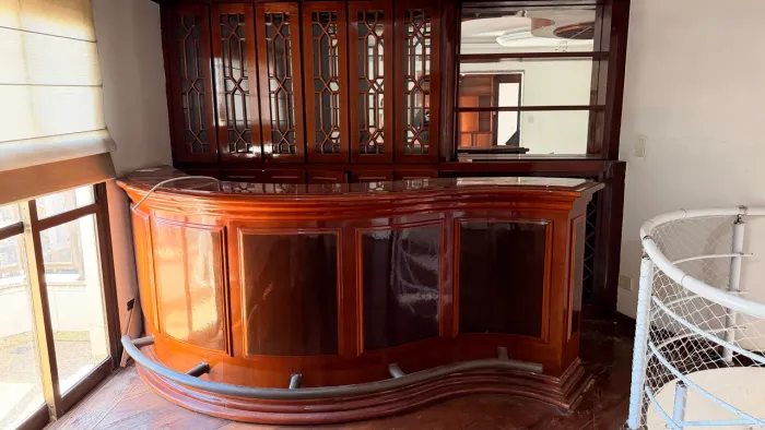 Bar Completo em Madeira Maciça com Cristaleira e Balcão Curvo - Excelente Estado