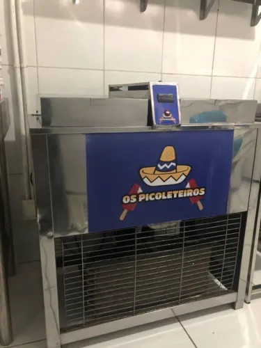 Máquina de picolé e gelo saborizado