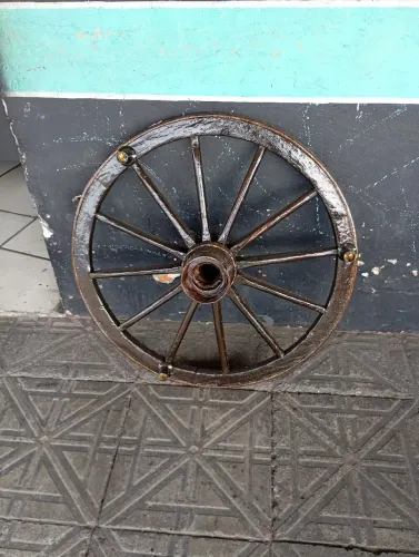 Vendo lustre roda de carroça 
