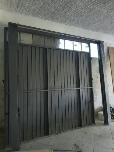 Portão de elevação manual