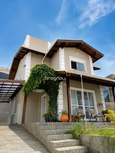 Casa com 180m², 3 quartos (sendo 1 suíte), 2 garagens, no bairro Capoeiras em Florianópoli