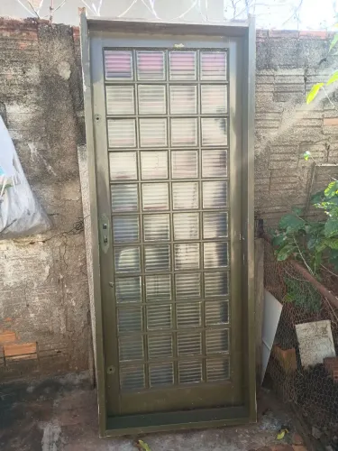 Porta com batente em perfeito estado