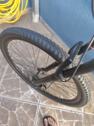 Vendo bike para andar na rua e terra, semi nova, com mais 2 pneu, 