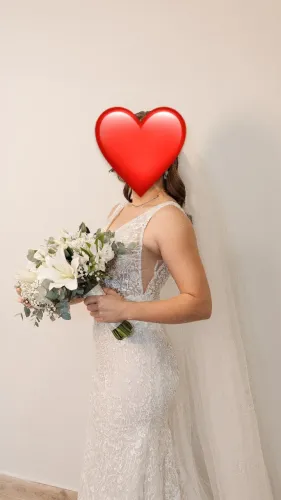 Vende-se Vestido de noiva . TAM: 36 a 40/42. Todo em renda bordado( ganhe de brinde véu)