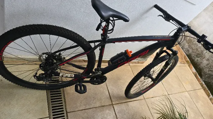 Bicicleta Oggi Hacker Sport 2021, aro 29, quadro tamanho 19, preta e vermelha