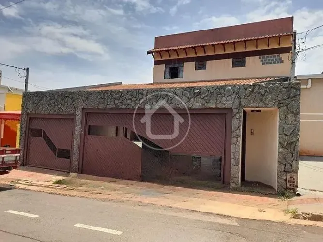 CASA GRANDE COM APTIDÃO COMERCIAL