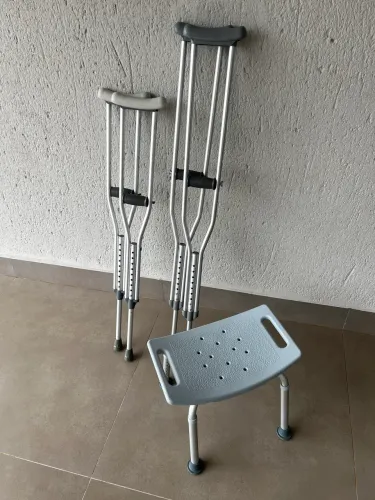 Muletas e banqueta pós operatório