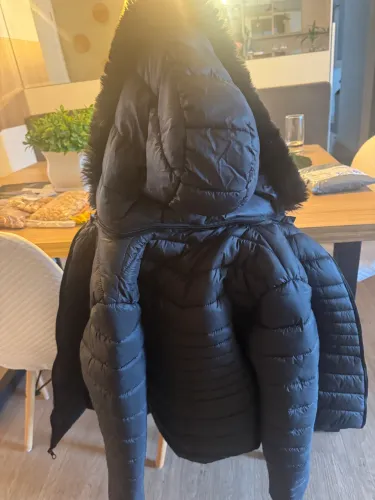 Casaco puffer com capuz removível 