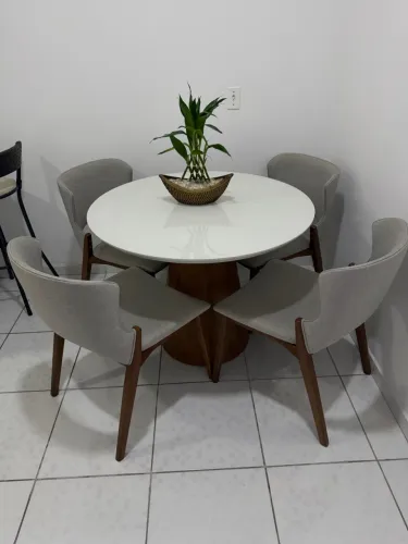 Vendo Mesa com 4 cadeiras estofadas
