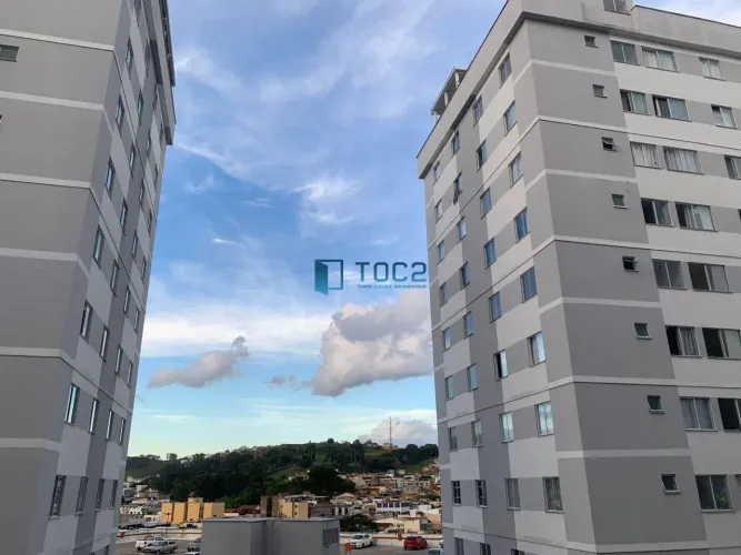 Apartamento com garagem para alugar na Rua Custódio Tristão, bairro Santa Terezinha - Juiz