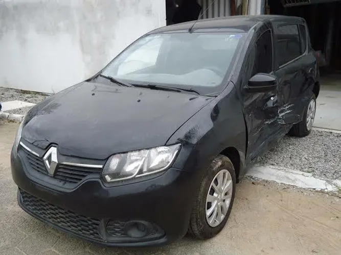 Sucata de Renault Sandero para retirada de peças.