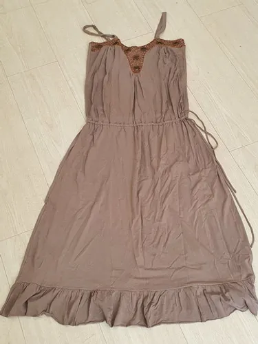 Vestido midi, malha, com contas e canutilhos no decote.