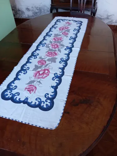 Caminho de mesa vintage floral