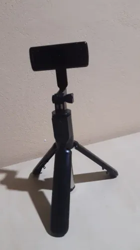 Tripé vira bastão de selfie