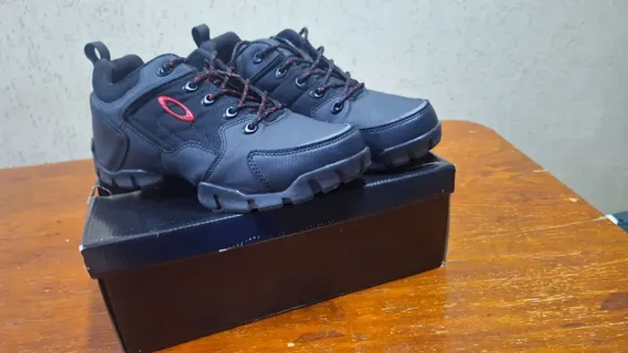 Bota OAKLEY halftrack low 2 ORIGINAL, preta c vermelho  