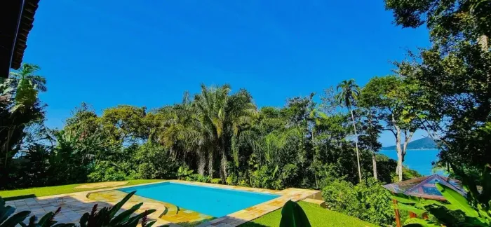 Casa à VENDA no Condomínio Iporanga em Guarujá.