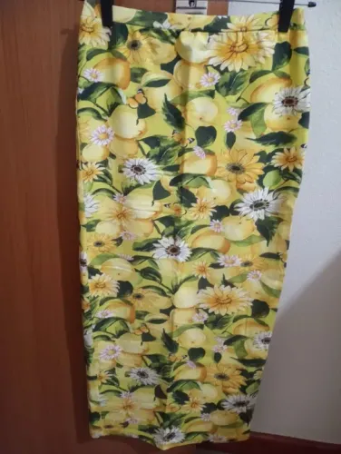Saia midi Farm, saia midi Totem, vestido Maria Filó e calça legging DLK. Vendo o lote tbm.