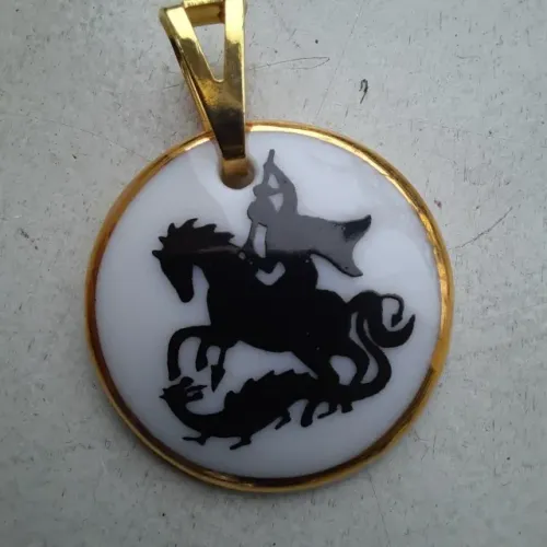 Pingente São Jorge em porcelana com detalhes à ouro 2,5cm diâmetro