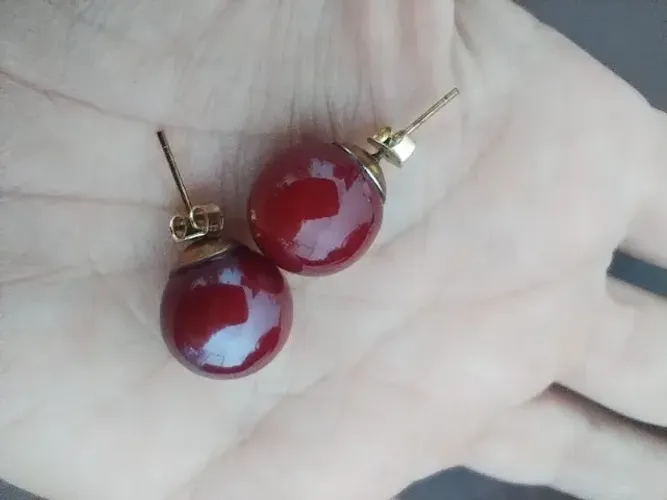 Par de brincos de bola vermelho escuro