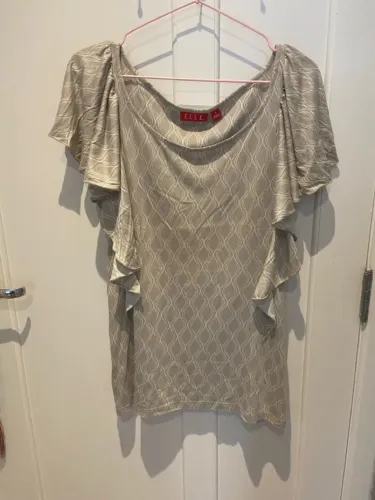 Blusa Elle bege com detalhes em renda