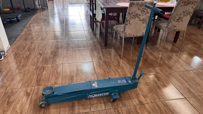 Macaco hidráulico tipo jacaré 2 toneladas novo