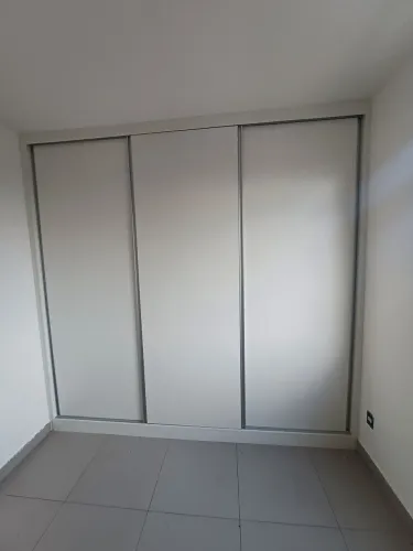 Guarda-roupa branco de correr 3 portas