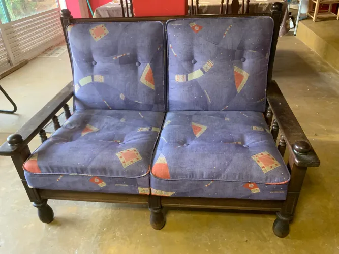 Dois sofás de dois lugares de madeira maciça.