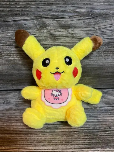 Pelúcia Pikachu com babador da Hello Kitty