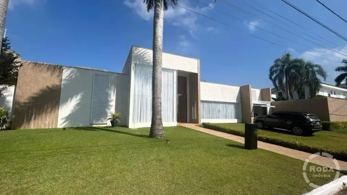 Casa Cinematográfica à Venda no Condomínio Acapulco - 5 suítes