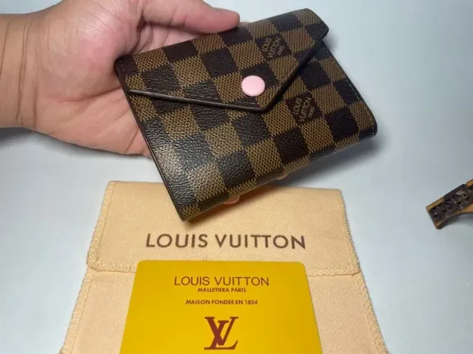 CARTEIRA FEMININA LOUIS VUITTON BOTTON DAMIER MARROM VS ROSA PREMIUM COURO CANVAS 2025
