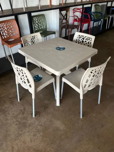 Conjunto de mesa e cadeiras para área externa