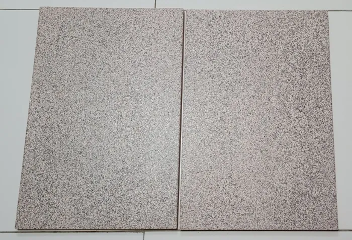 5m aprox  piso cerâmico padrão granulado tons de cinza e preto