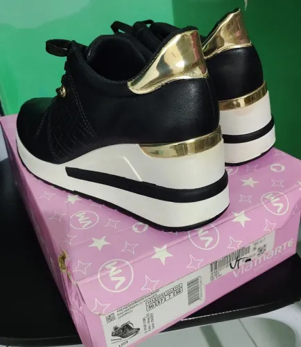 Tênis Feminino Via Marte Preto e Dourado