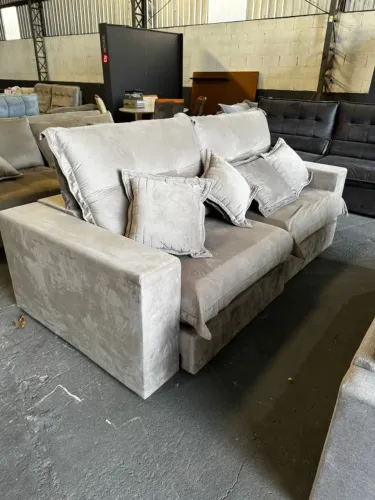 sofa retrail com 4 almofadas de brinde