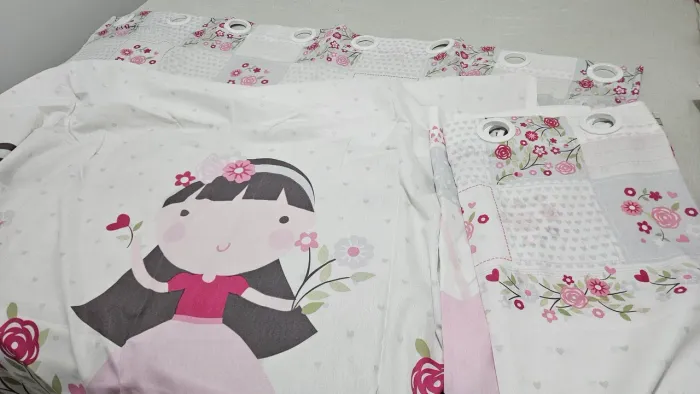 Cortina Infantil Floral e Personagem