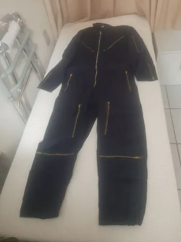Macacão Azul com Detalhes Dourados