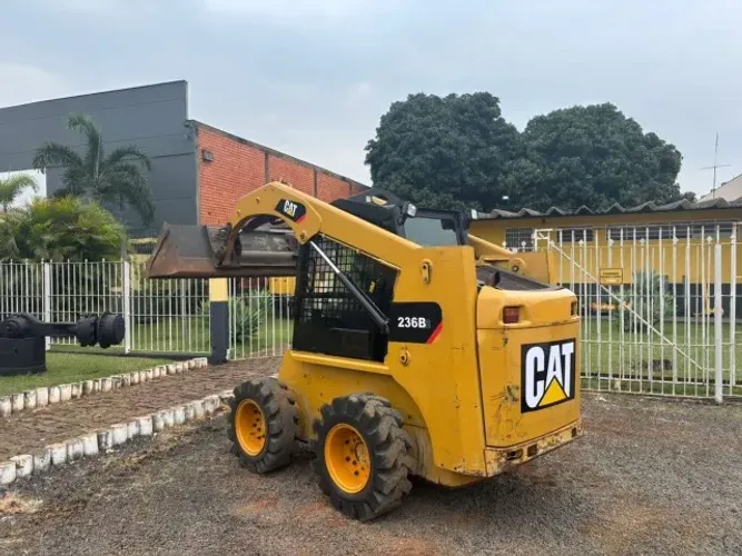 Mini Carregadeira Cat 236B2 ano 2011